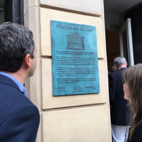 Isabel Martín de Eugenio y Esteban Paños asisten al descubrimiento de la placa conmemorativa del 138 aniversario del Teatro de Rojas