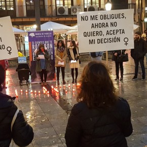 Isabel Martín de Eugenio participa en la concentración contra la violencia de género organizada por la Asociación de Mujeres “María de Padilla”