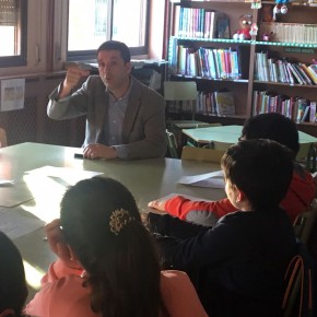 Esteban Paños explica a los niños del Consejo Escolar Municipal Infantil el proyecto "Apadrina un parque". Iniciativa de Cs Toledo aprobada en Pleno