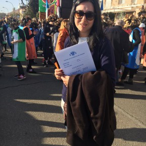 Araceli de la Calle, concejal del grupo Cs en el Ayuntamiento de Toledo, jurado en el gran desfile-concurso del Carnaval de Toledo