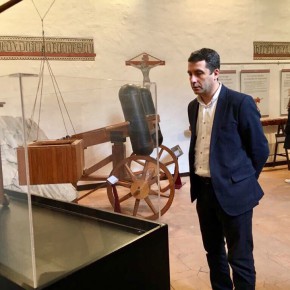 Esteban Paños, concejal de Cs en el Ayuntamiento de Toledo, visita la exposición “Catapultas y máquinas de asedio”