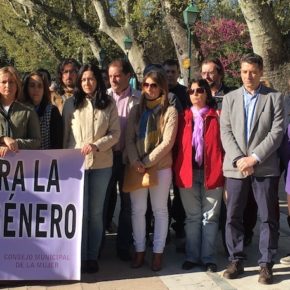 Araceli de la Calle y Esteban Paños asisten a la concentración mensual contra la violencia machista en el paseo de la Vega