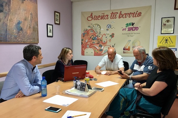 Esteban Paños se reúne con miembros de la asociación vecinal “El Tajo”