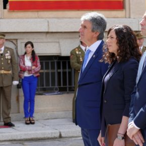 Esteban Paños asiste a la Jura de Bandera de personal civil en la Academia de Infantería de Toledo