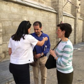 Esteban Paños y Araceli de la Calle colaboran en la cuestación organizada por la Asociación Española Contra el Cáncer