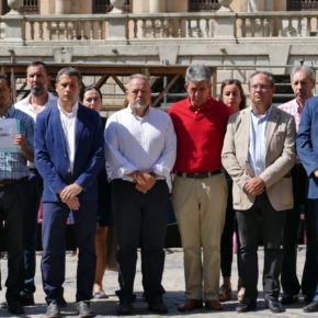 Araceli de la Calle y Esteban Paños en el minuto de silencio por Barcelona y Cambrils: “El Estado de derecho y la democracia son más fuertes que el terrorismo”