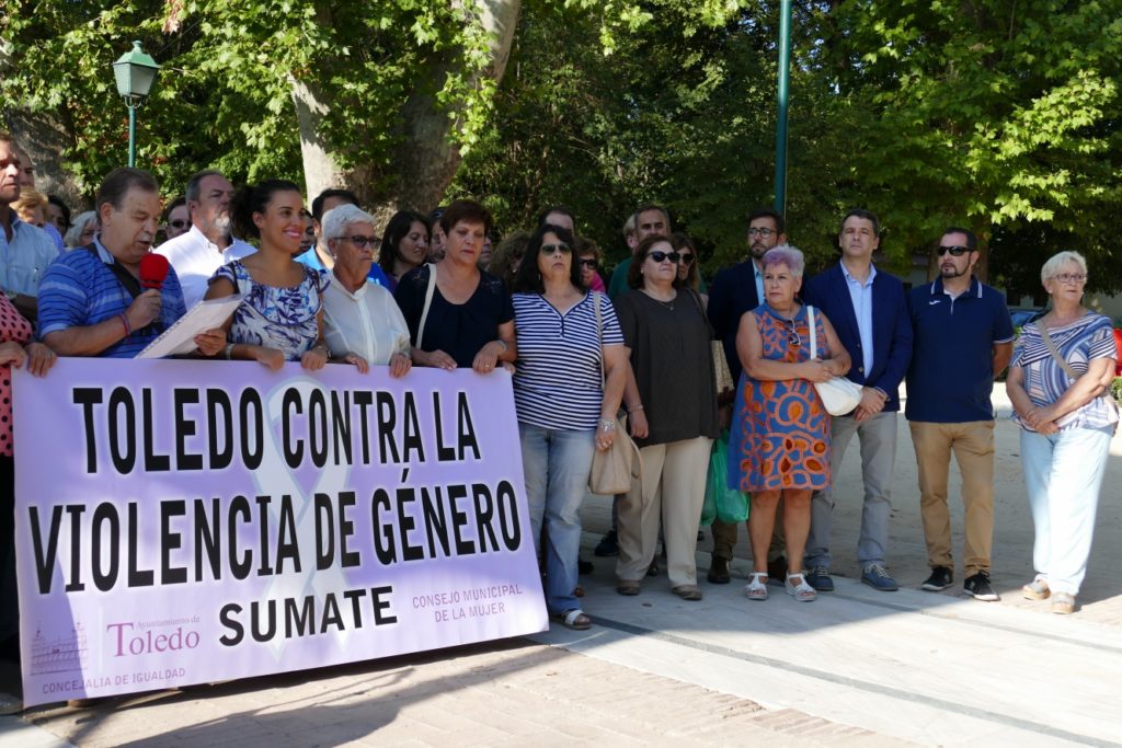 Luis Martín y Esteban Paños, en la concentración contra la violencia machista celebrada en Toledo