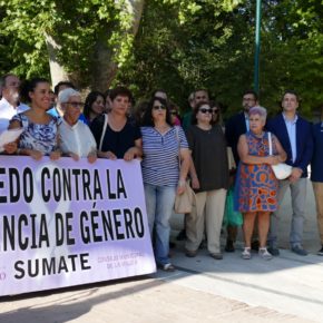 Luis Martín y Esteban Paños, en la concentración contra la violencia machista celebrada en Toledo