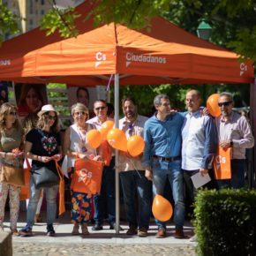 El equipo de Cs y el candidato a la Alcaldía Esteban Paños trasladan su proyecto de futuro a los vecinos de Toledo en el mercadillo de la Vega