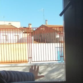 Ciudadanos denuncia que en un colegio de Malpica los niños de Infantil han estado más de diez días sin cristales en las ventanas de sus aulas